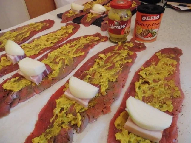 Rezept: Rouladen mit Rotkohl und Gugelhupfknödel Bild Nr. 3 Rouladen mit Rotkohl und Gugelhupfknödel - Rezept - Bild Nr. 3