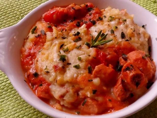 Auflauf/Gratin: Mediterranes Wurstgulasch überbacken mit Parmesan-Kartoffelpüree - Rezept