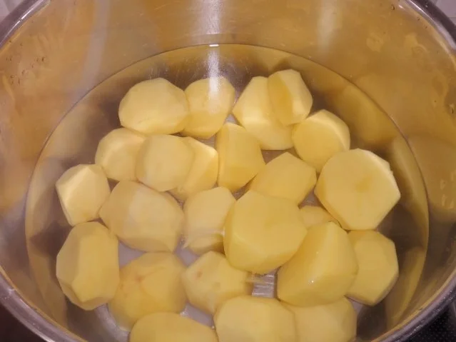 Auflauf/Gratin: Mediterranes Wurstgulasch überbacken mit Parmesan-Kartoffelpüree - Rezept - Bild Nr. 4