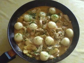 Rezept: Puten-Ragout mit Apfelscheiben und Mini-Knödeln Puten-Ragout mit Apfelscheiben und Mini-Knödeln - Rezept