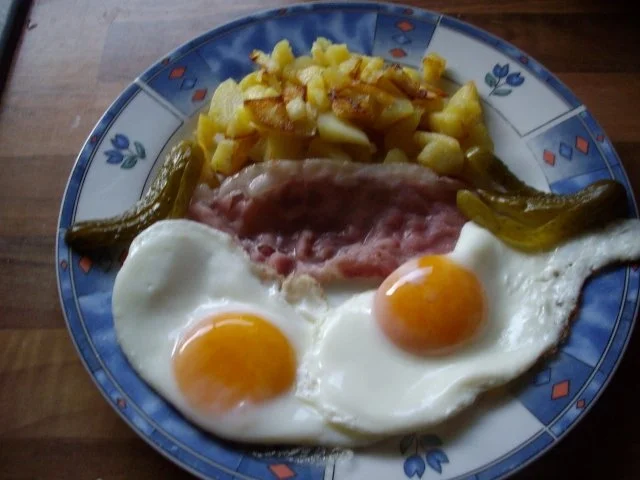 knusprige bratkartoffeln mit spiegelei und schinken - Rezept