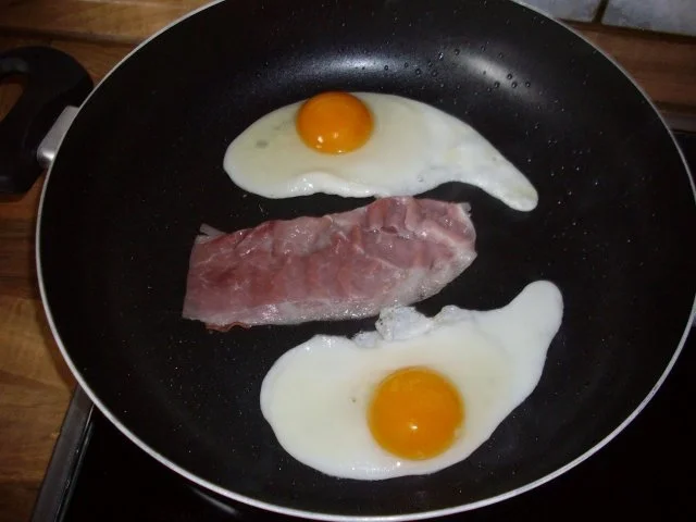 knusprige bratkartoffeln mit spiegelei und schinken - Rezept - Bild Nr. 2