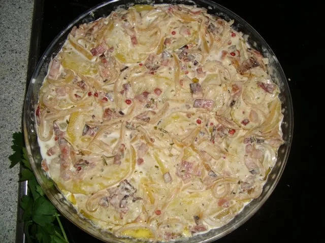 Kartoffelauflauf mit Zwiebeln und Speck - Rezept