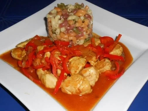 Rezept: Hähnchen mit Paprikastreifen und bunten Nudeln Hähnchen mit Paprikastreifen und bunten Nudeln - Rezept