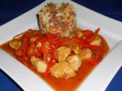 Hähnchen mit Paprikastreifen und bunten Nudeln - Rezept
