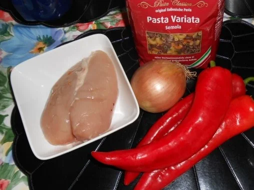 Rezept: Hähnchen mit Paprikastreifen und bunten Nudeln Bild Nr. 2 Hähnchen mit Paprikastreifen und bunten Nudeln - Rezept - Bild Nr. 2