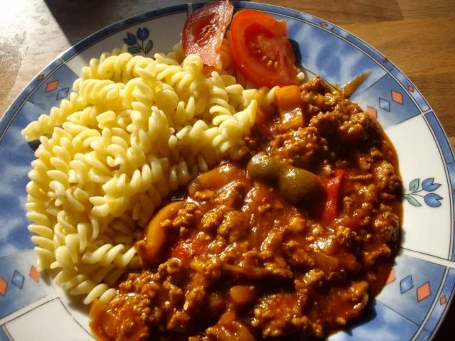pikante hackfleischsosse mit spirellinudeln - Rezept