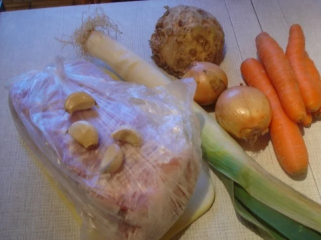 Lummerbraten mit Sauce, Sauerkraut und Kartoffeln - Rezept - Bild Nr. 2