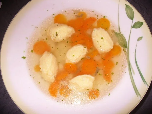 Klare Brühe mit Grießnockerln - Rezept - Bild Nr. 3