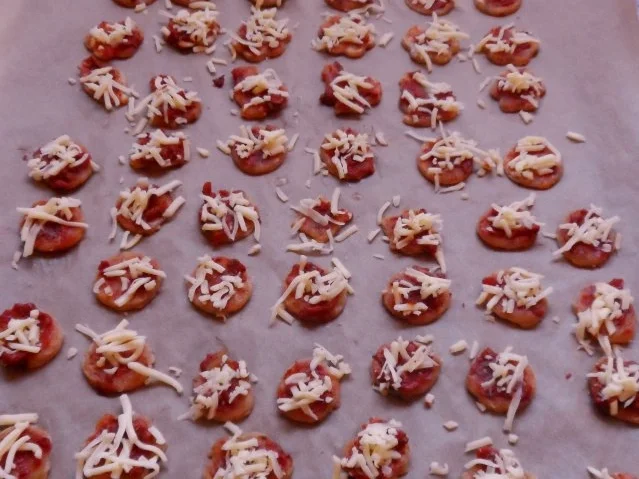 Rezept: Fingerfood/Snack: Würzige Pizzakräcker Bild Nr. 12 Fingerfood/Snack: Würzige Pizzakräcker - Rezept - Bild Nr. 12