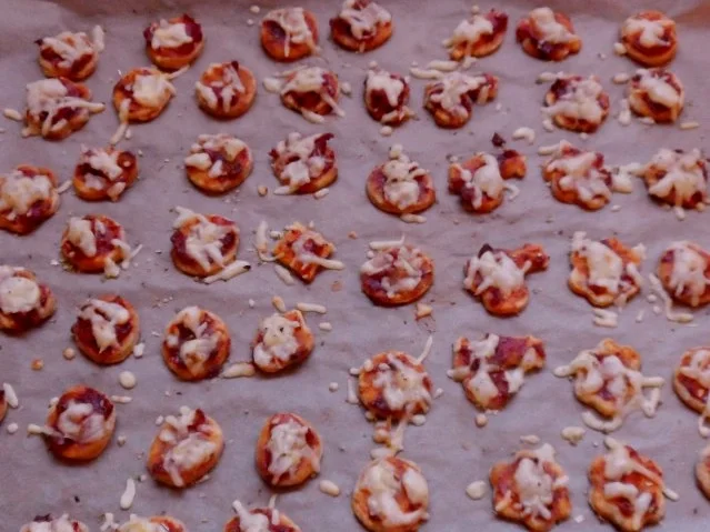 Rezept: Fingerfood/Snack: Würzige Pizzakräcker Bild Nr. 13 Fingerfood/Snack: Würzige Pizzakräcker - Rezept - Bild Nr. 13