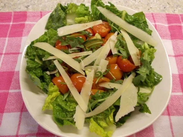 Rezept: Romanasalat mit lauwarmen Knoblauchtomaten, Rucola und Parmesanspänen Romanasalat mit lauwarmen Knoblauchtomaten, Rucola und Parmesanspänen - Rezept