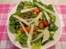 Romanasalat mit lauwarmen Knoblauchtomaten, Rucola und Parmesanspänen - Rezept