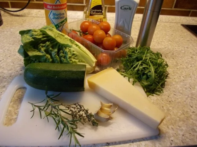 Rezept: Romanasalat mit lauwarmen Knoblauchtomaten, Rucola und Parmesanspänen Bild Nr. 2 Romanasalat mit lauwarmen Knoblauchtomaten, Rucola und Parmesanspänen - Rezept - Bild Nr. 2