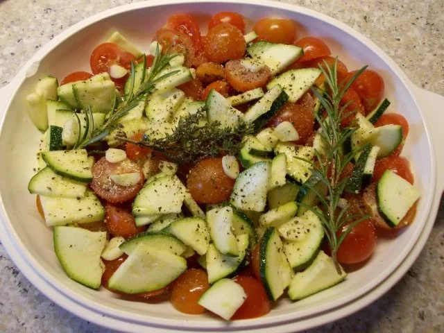 Rezept: Romanasalat mit lauwarmen Knoblauchtomaten, Rucola und Parmesanspänen Bild Nr. 3 Romanasalat mit lauwarmen Knoblauchtomaten, Rucola und Parmesanspänen - Rezept - Bild Nr. 3