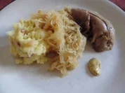 Eisbein im Sud gegart, traditionell mit Kraut und Speck - Stampf - Rezept