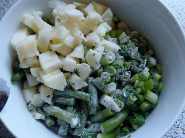 Rezept: Salat: Frühlingsfrischer Apfel-Bohnen-Salat mit Zitronen-Sahne-Dressing Bild Nr. 7 Salat: Frühlingsfrischer Apfel-Bohnen-Salat mit Zitronen-Sahne-Dressing - Rezept - Bild Nr. 7