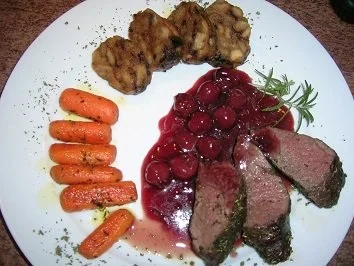 Hirschfilet mit Portwein-Kirschsauce an hausgemachter Steinpilzknödelrolle - Rezept - Bild Nr. 2
