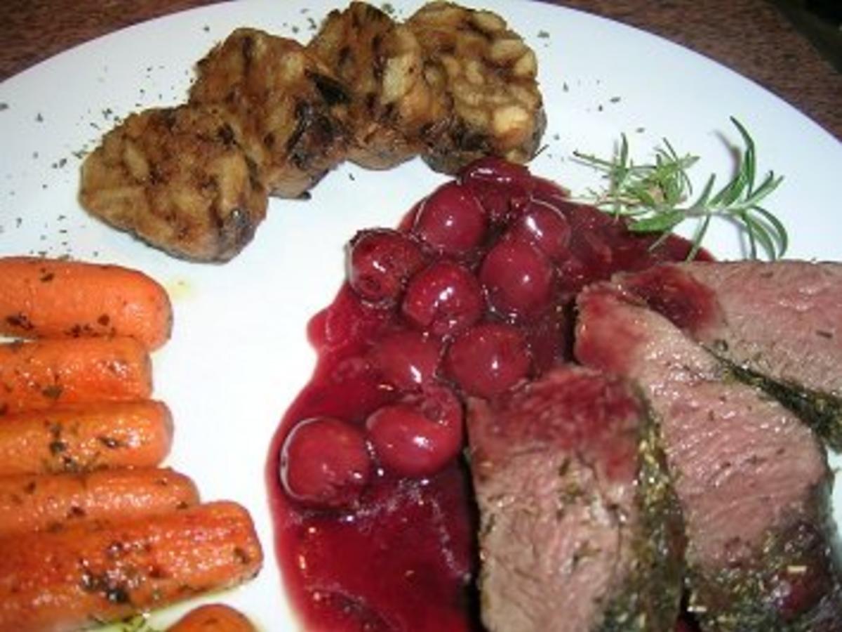 Hirschfilet mit Portwein Kirschsauce an hausgemachter ... Hirschfilet mit Portwein Kirschsauce an hausgemachter ...