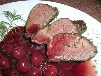 Hirschfilet mit Portwein-Kirschsauce an hausgemachter Steinpilzknödelrolle - Rezept - Bild Nr. 7