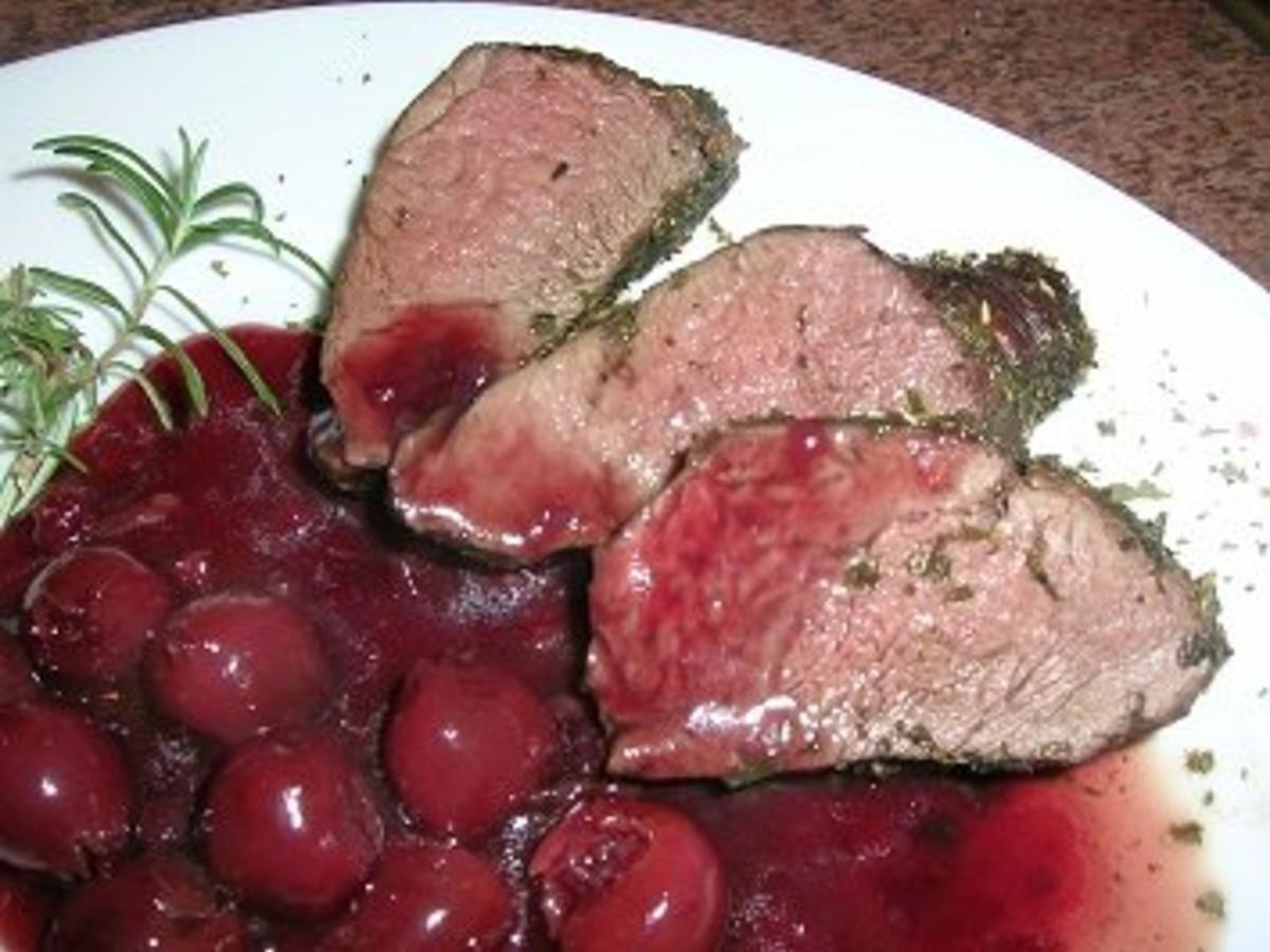 Hirschfilet mit Portwein Kirschsauce an hausgemachter ... Hirschfilet mit Portwein Kirschsauce an hausgemachter ...
