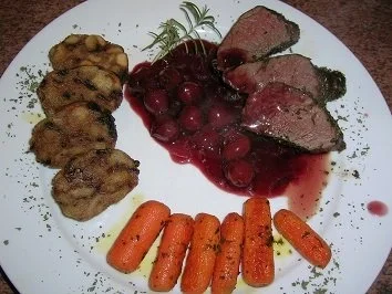 Hirschfilet mit Portwein-Kirschsauce an hausgemachter Steinpilzknödelrolle - Rezept - Bild Nr. 8