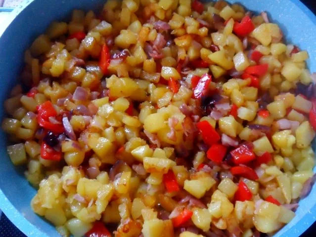 Rezept: Beilagen: Paprika-Röstkartoffeln mit roten Zwiebeln und Speck Bild Nr. 8 Beilagen: Paprika-Röstkartoffeln mit roten Zwiebeln und Speck - Rezept - Bild Nr. 8