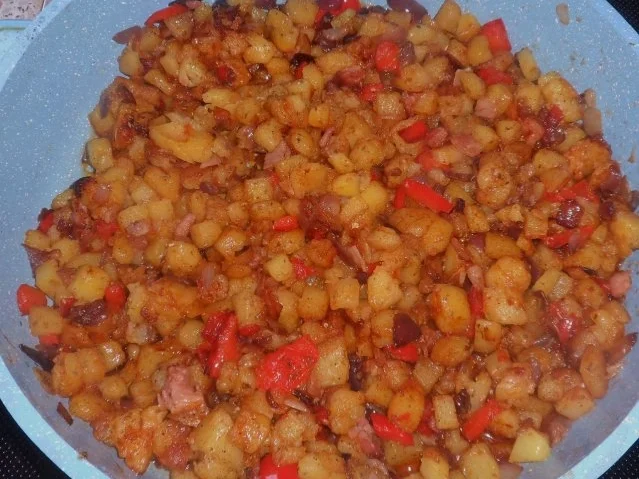 Rezept: Beilagen: Paprika-Röstkartoffeln mit roten Zwiebeln und Speck Bild Nr. 9 Beilagen: Paprika-Röstkartoffeln mit roten Zwiebeln und Speck - Rezept - Bild Nr. 9