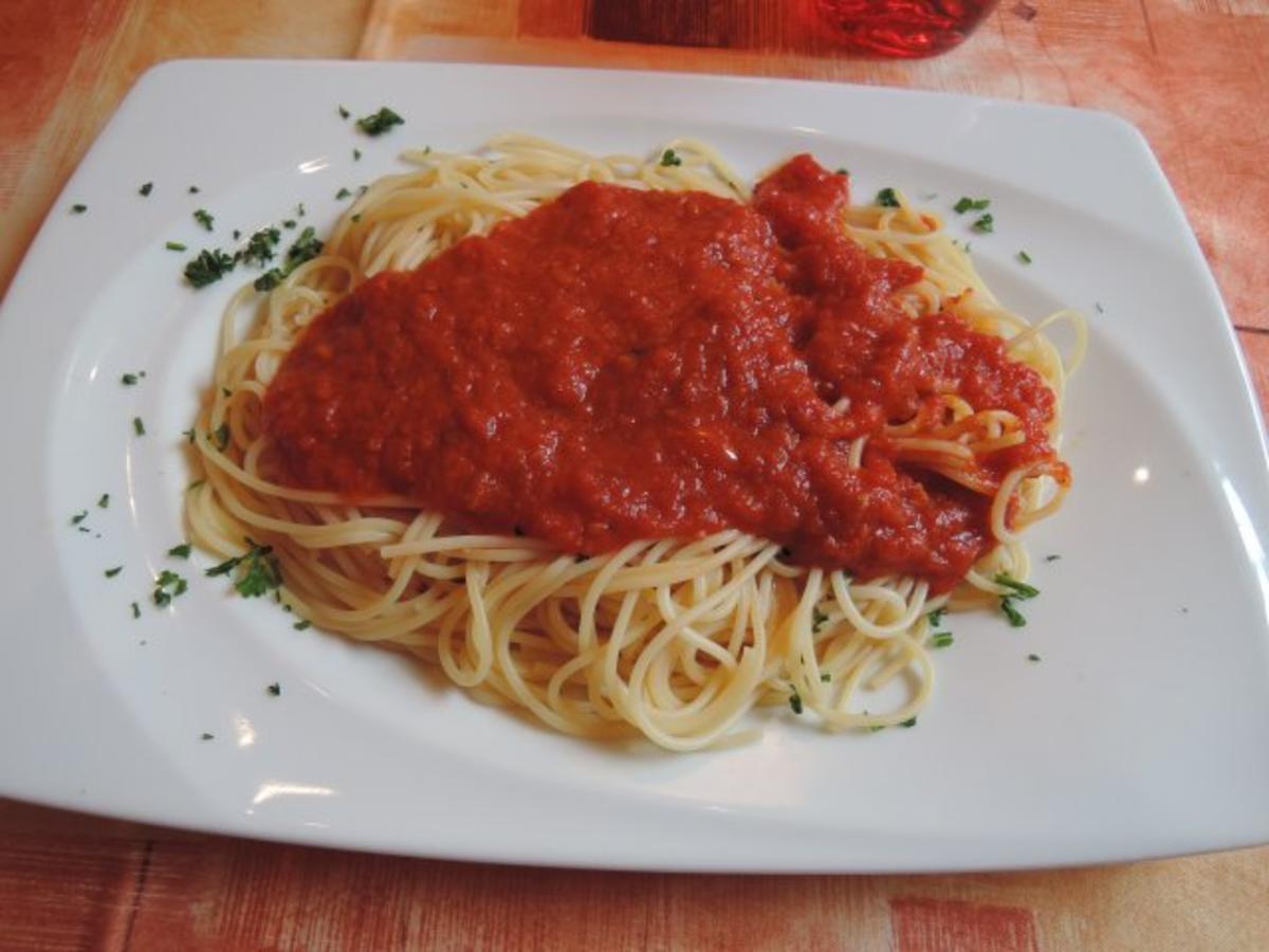 Vegan : Hartweizen - Spaghettini unter fruchtiger Apfel - Paprika - Soße - Rezept