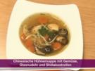 Chinesische Hühnersuppe mit Gemüse, Glasnudeln und Shiitakestreifen (Franziska Menke) - Rezept
