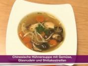 Chinesische Hühnersuppe mit Gemüse, Glasnudeln und Shiitakestreifen (Franziska Menke) - Rezept
