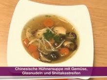 Chinesische Hühnersuppe mit Gemüse, Glasnudeln und Shiitakestreifen (Franziska Menke) - Rezept