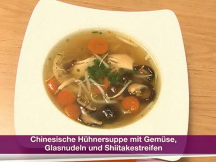 Chinesische Hühnersuppe mit Gemüse, Glasnudeln und Shiitakestreifen ...