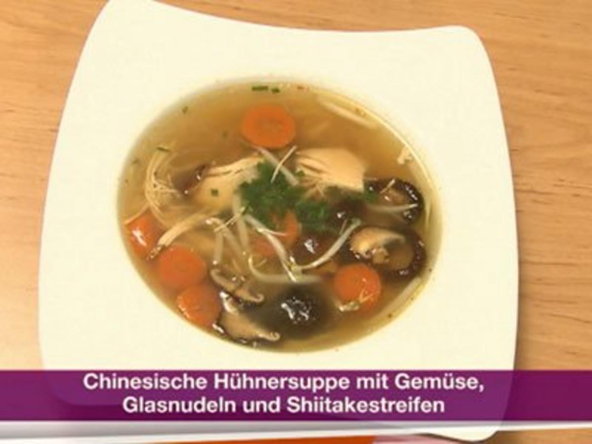 Bilder für Chinesische Hühnersuppe mit Gemüse, Glasnudeln und Shiitakestreifen (Franziska Menke) - Rezept