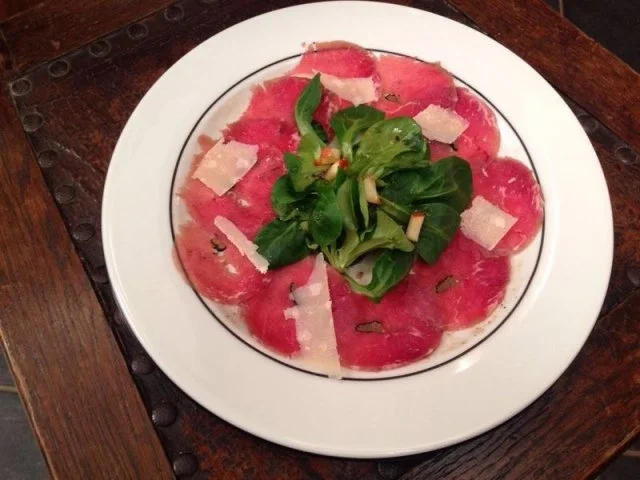 Rezept: Getrüffeltes Rinder- Carpaccio vom bergischen Angus an Feldsalatsträußchen Getrüffeltes Rinder- Carpaccio vom bergischen Angus an Feldsalatsträußchen - Rezept