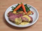 Roastbeef mit einer Senf Kräuter-Kruste an Zwiebel–Speck-Kartoffeln mit Möhren & Schloten - Rezept
