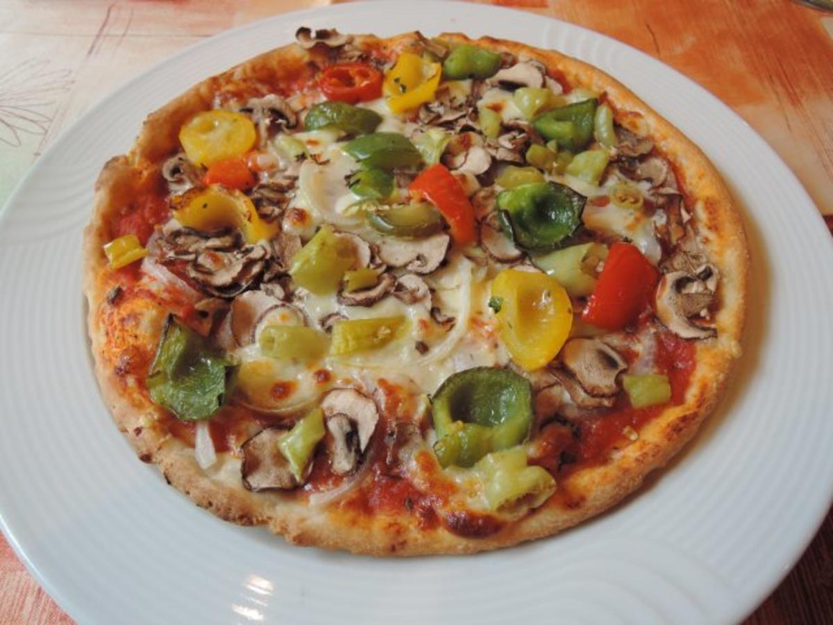 Vegan : Peperoncini - Pizza mit Käse - Rezept