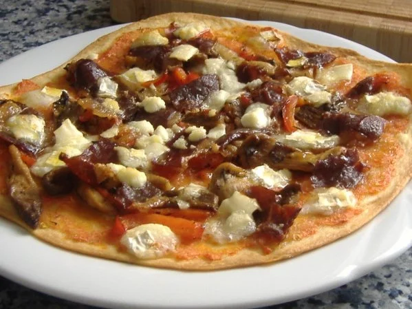 Spanische Pizza mit Austerpilze,Paprika,Ziegenkäse und Iberico Schinken - Rezept