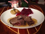 Rezept: Heimisches Ruhrrind aus dem POTT, Drillinge mit Speck-Lippenblüter-Kern & roter Kappes Heimisches Ruhrrind aus dem POTT, Drillinge mit Speck-Lippenblüter-Kern & roter Kappes - Rezept