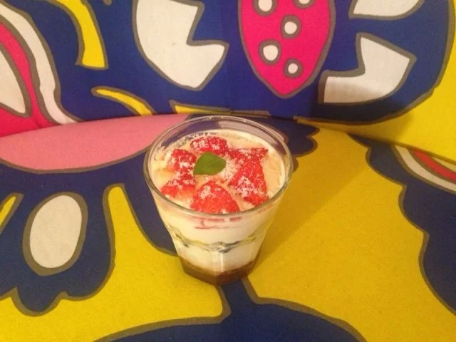 Rezept: Angefrorenes Beeren-Ensemble mit Schokoschnee Topping auf Mascarpone-Crème Angefrorenes Beeren-Ensemble mit Schokoschnee Topping auf Mascarpone-Crème - Rezept