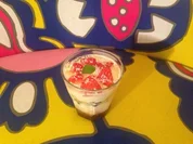 Angefrorenes Beeren-Ensemble mit Schokoschnee Topping auf Mascarpone-Crème - Rezept