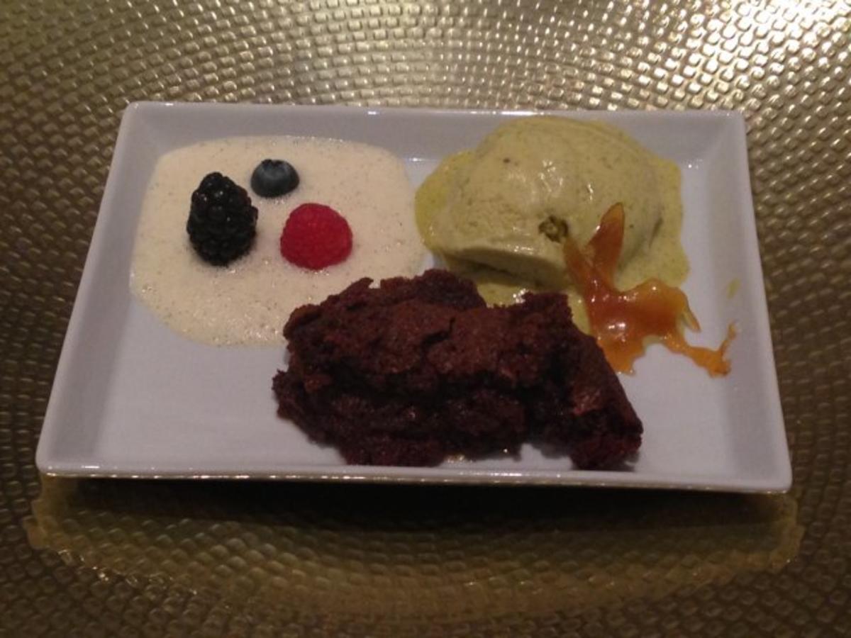 Pistazieneis mit Schokoküchlein an Beeren auf Vanilleschaum - Rezept ...