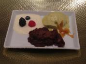 Pistazieneis mit Schokoküchlein an Beeren auf Vanilleschaum - Rezept