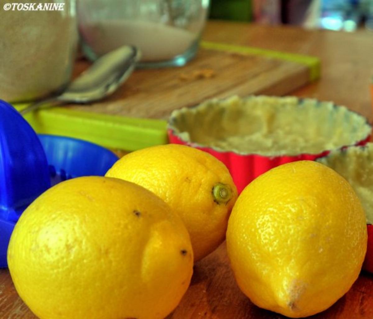 Zitronen-Streusel-Tarteletts mit Limoncello-Guss - Rezept - Bild Nr. 7