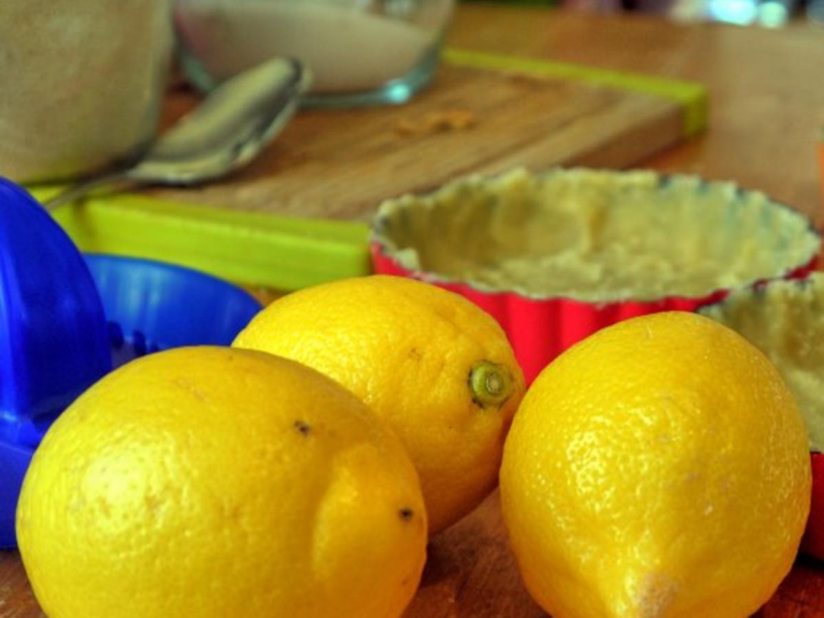 Zitronen Streusel Tarteletts mit Limoncello Guss - einfach - 268 kcal/100g