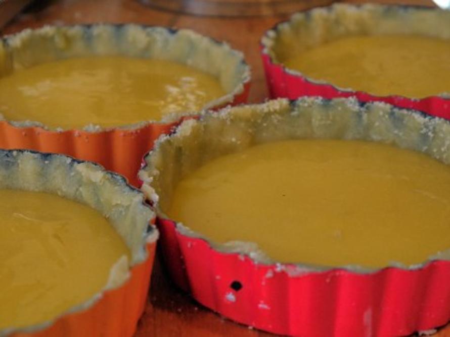 Zitronen Streusel Tarteletts mit Limoncello Guss - einfach - 268 kcal/100g Zitronen Streusel Tarteletts mit Limoncello Guss - einfach - 268 kcal/100g