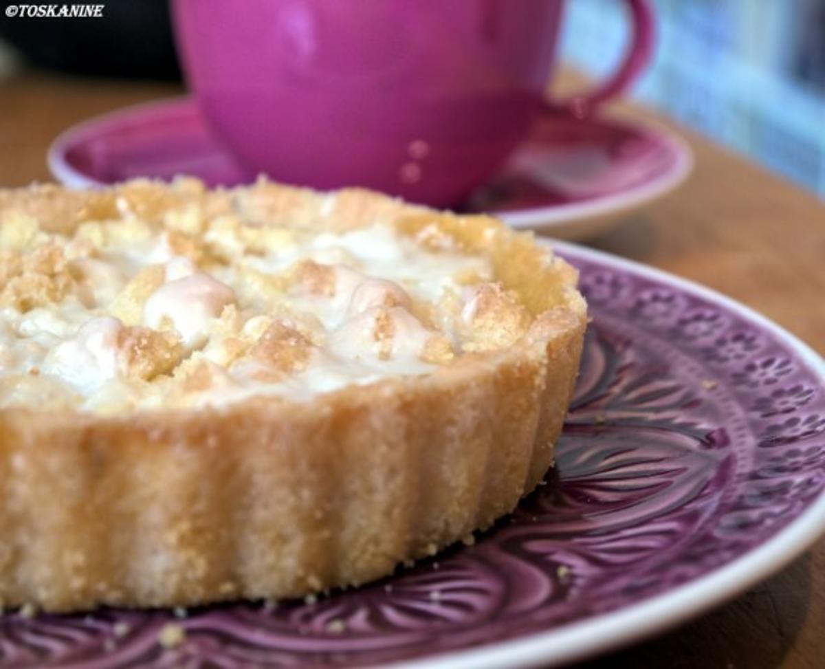 Zitronen-Streusel-Tarteletts mit Limoncello-Guss - Rezept - kochbar.de