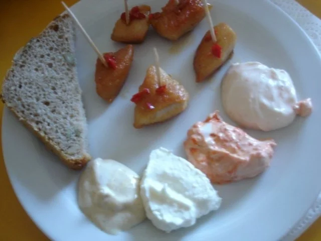 Hähnchenbrustfiletspieße mit 4 Dips - Rezept