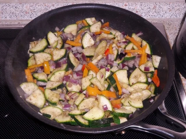 Auflauf/Pasta: Würzig-scharfer Gemüse-Nudel-Auflauf mit Gorgonzola - Rezept - Bild Nr. 5