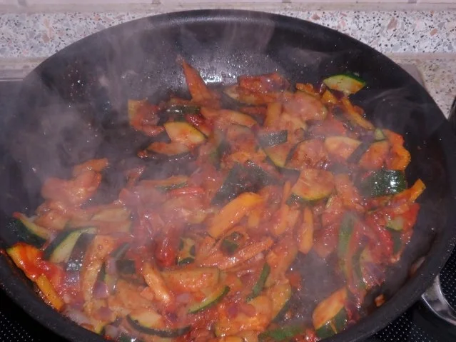 Auflauf/Pasta: Würzig-scharfer Gemüse-Nudel-Auflauf mit Gorgonzola - Rezept - Bild Nr. 6